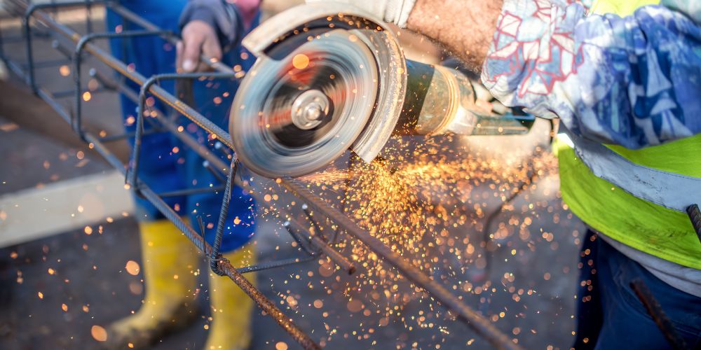 Vakman met haakse slijper aan het werk bij professionele metaalbewerking bedrijven