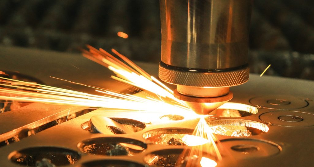 Industriële lasersnijmachine bezig met lasersnijden van metaal plaatwerk