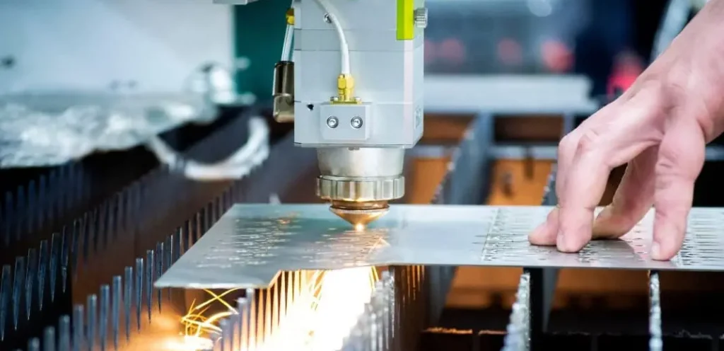 Specialisten in metaal techniek aan het werk in een moderne fabriek