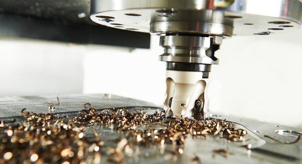 CNC machine bezig met metaal verspaning van een precisie onderdeel