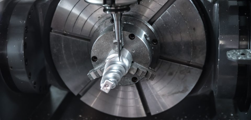 Nauwkeurig CNC draaien van een aluminium as met hoge precisie en strakke toleranties.