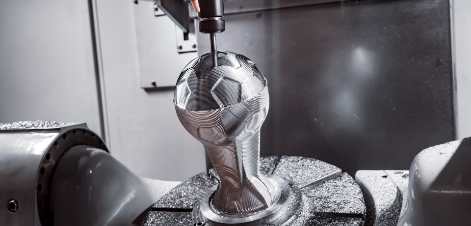 Geavanceerd CNC frezen van een metalen object in een 5-assige freesmachine.