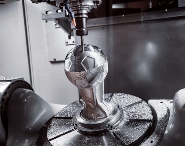 Geavanceerd CNC frezen van een metalen object in een 5-assige freesmachine.