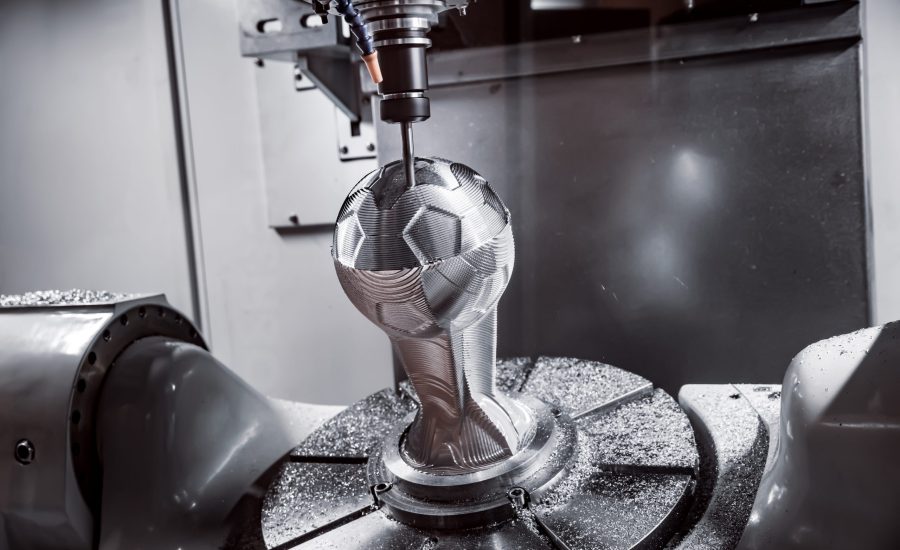 Geavanceerd CNC frezen van een metalen object in een 5-assige freesmachine.